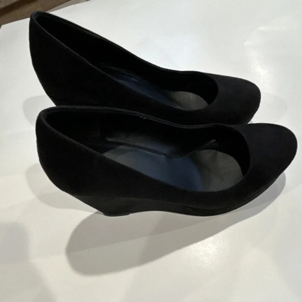 Apt. 9 Black Faux Suede Wedge Pumps Round Toe Slip On Women's Heels 6.5